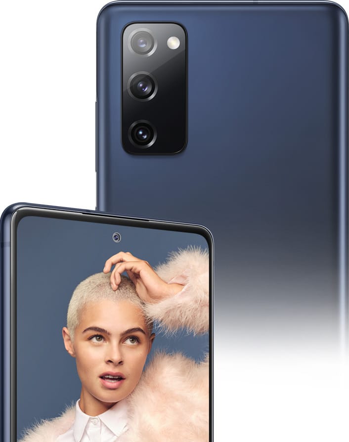 Два телефона Galaxy S20 FE цвета Cloud Navy: одна со стороны задней панели, а вторая - со стороны экрана. На телефоне, показанном со стороны задней панели, видны 12МП Ultra Wide камера, 12 МП Wide-angle камера и 64 МП Telephoto камера. На экране телефона, показанного с лицевой стороны, видно изображение женщины, а в верхней части экрана видна 32MП фронтальная камера.